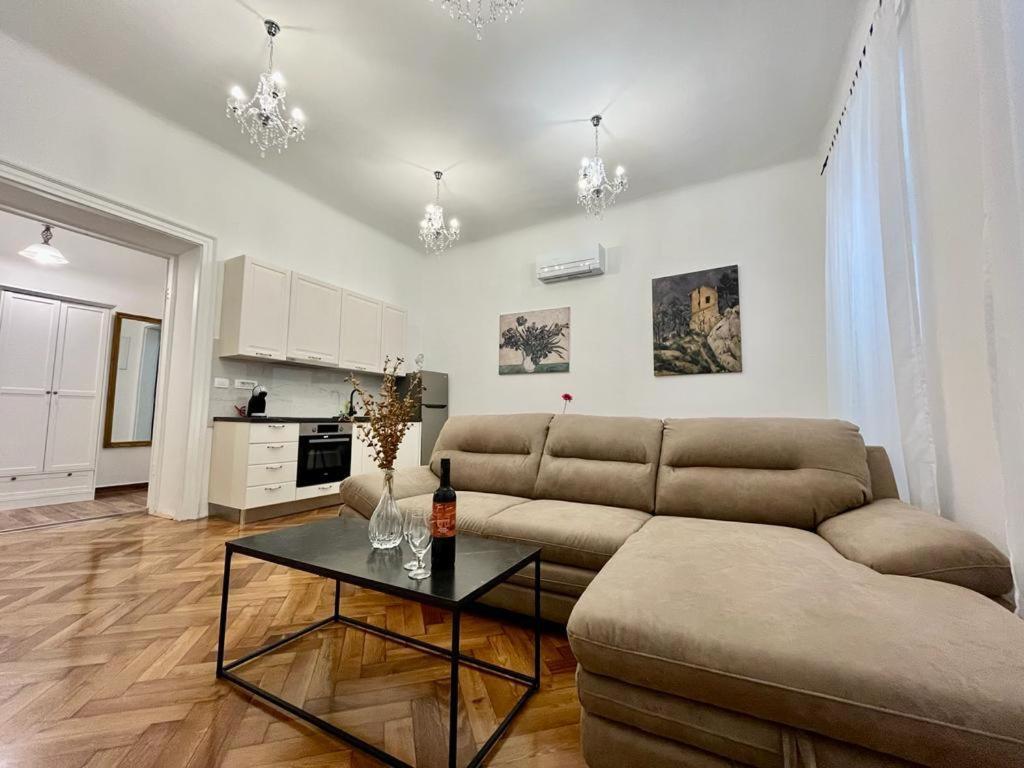 Apartment Lux Apartmans *